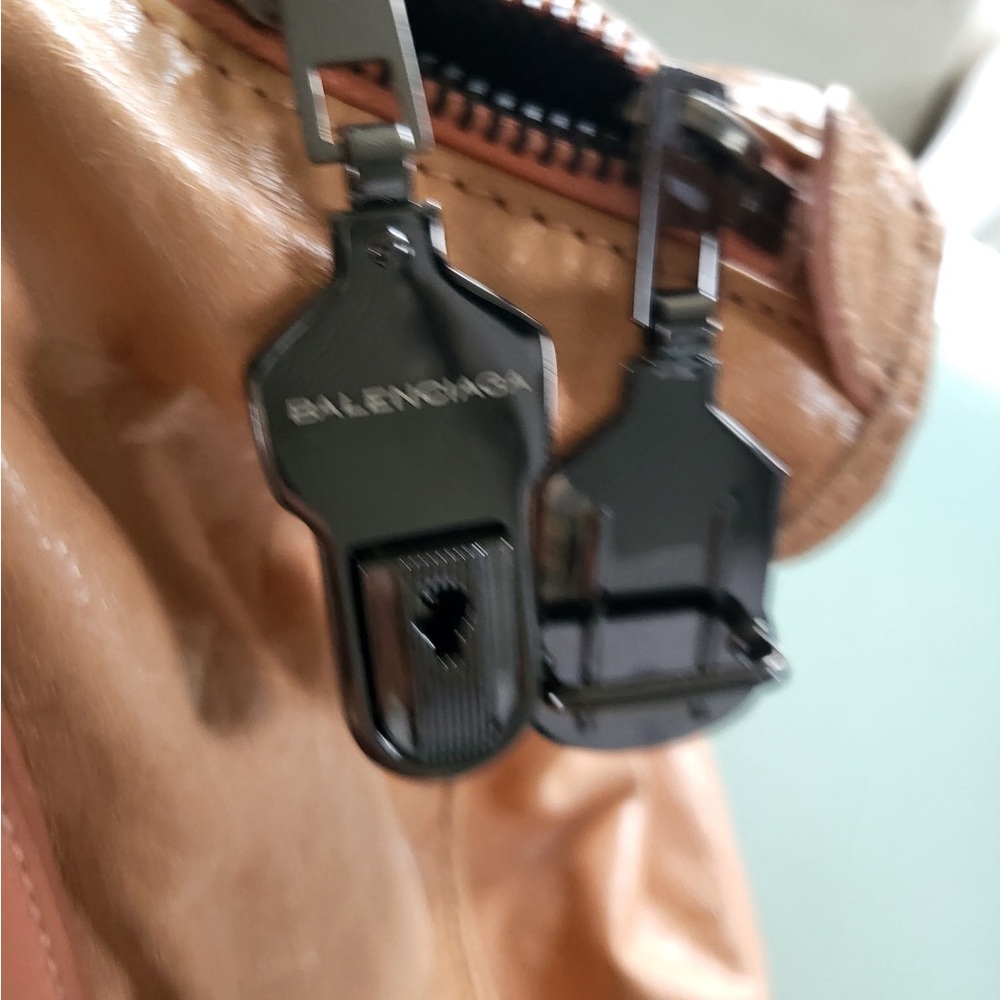 BALENCIAGA HOOK TOTE MM CHEVRE LEATHER - Picture 3 of 12
